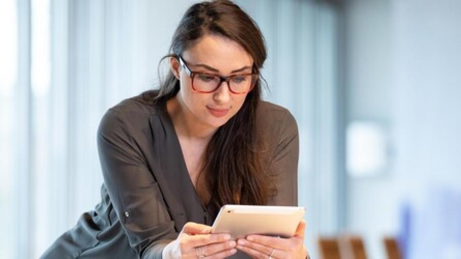 Vrouw die werkt op een tablet