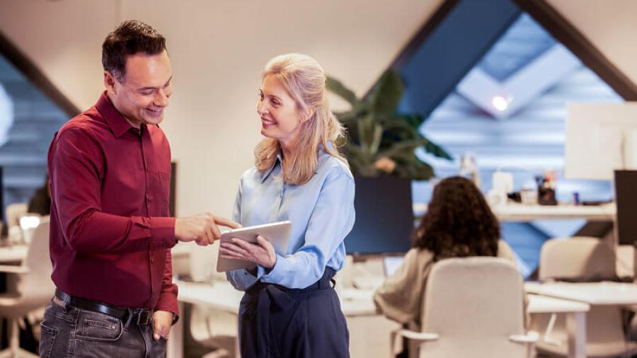 Un homme explique à une femme comment fonctionne la facturation électronique via Peppol